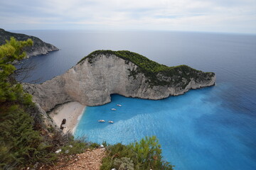 Fototapeta premium Weitwinkelaufnahme der Schmugglerbucht auf der Insel Zakynthos in Griechenland