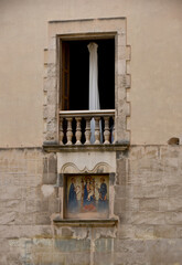 Fassade mit Fenster und Balkon in der Altstadt von Palma de Mallorca