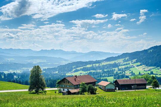 Blick auf Häuser und Alpen