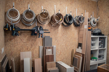 Atelier et Matériel de construction avec planches en bois pour fabriquer les meubles