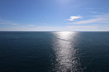 Obraz premium 海に太陽の日差しが当たり反射している