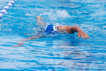 Man swimming crawl in a swimming pool - 661102192