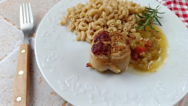 paupiette de viande et p&acirc;tes au bl&eacute; complet en gros plan