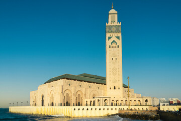 Fototapeta premium scenic view of the famous Hassan II Mosque at sunset- Casablanca, Morocco