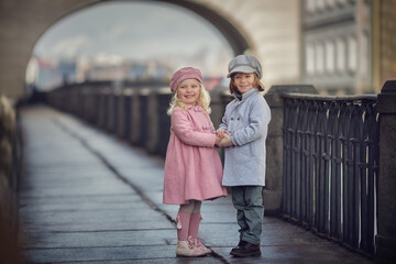 Naklejka premium Girl and boy on the city street talking and laughing 