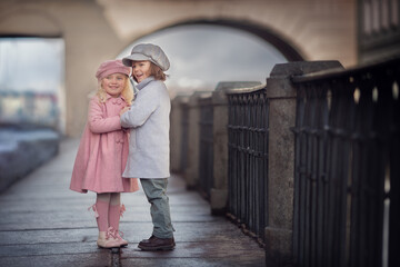 Naklejka premium Girl and boy on the city street talking and laughing 