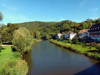 Obraz premium Brücke über den deutsch-luxemburgischen Grenzfluss Sauer zwischen Echternacherbrück und Echternach, der ältesten Stadt Luxemburgs und Hauptort der bei Touristen beliebten Kleinen Luxemburger Schweiz. 