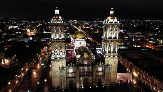 video nocturno de drone en la catedral de puebla de los angeles