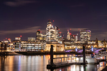 Naklejka premium By the river Thames in London at night