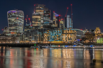 Fototapeta na wymiar By the river Thames in London at night