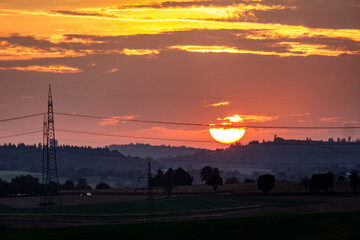 Obraz premium Strommasten bei Sonnenuntergang