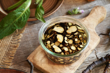 Preparation of herbal tincture from sliced fresh comfrey root