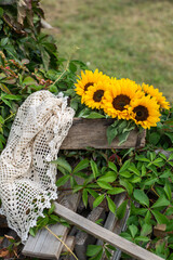 Dekoration im Spätsommer mit Sonnenblumen im Landhausstil