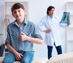 Obraz premium Male radiologist looking at boy's images