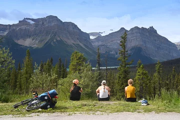 Deurstickers Cyclists rest in the mountains. Tourists in Banff National Park, Alberta, Canada. © Bumble Dee