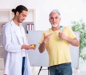 Obraz premium Doctor dietician giving advices to fat overweight patient