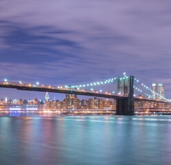 Naklejka premium Night view of Manhattan and Brooklyn bridge