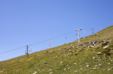 Obraz premium chairlift in the mountains on a sunny day