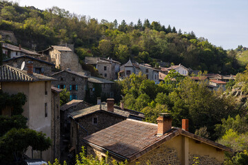 Village médiéval de Malleval dans son écrin rocheux, dans le parc naturel régional du Pilat