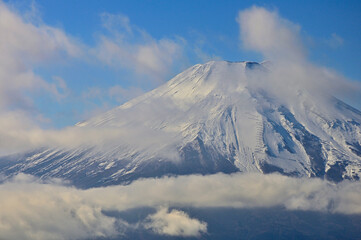 道志山塊の石割山より　雲纏う富士山
