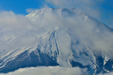 道志山塊の石割山より　雲纏う富士山
