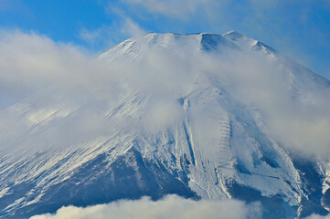 道志山塊の石割山より　雲纏う富士山
