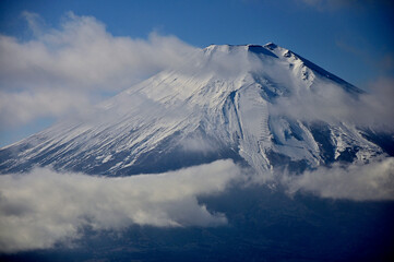 道志山塊の石割山より　雲纏う富士山
