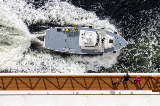 pilot boat pulling alongside cruse ship from above