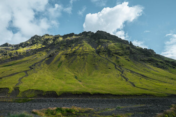 Fototapeta na wymiar Montagne au soleil en Islande, ciel bleu avec nuages