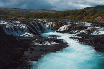 Cascade de rivière avec eau de couleur bleu