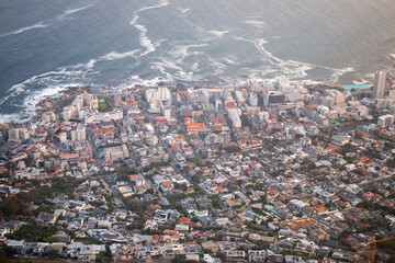 Obraz premium March 29th 2023, Cape Town, South Africa. The view of Cape Town from the top of the Lion's Head at sunrise.