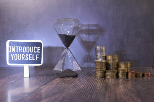 Sticky note with the text Introduce yourself on office desk. Self-introduction concept