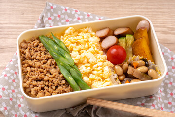 三色そぼろ弁当
