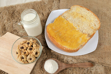 Naklejka premium Bread with pineapple jam on a plate for breakfast