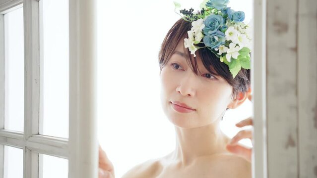 花冠をつけた女性　美容イメージ