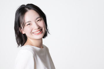 カメラ目線の若い女性のクローズアップ　白背景