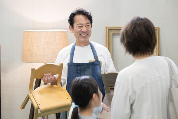 Fototapeta premium リサイクルショップや家具屋さんで接客する男性スタッフと客