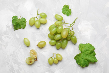 Refreshing composition with white grapes and leaves on color background