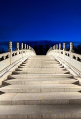 Obraz premium Arched stone bridge night view