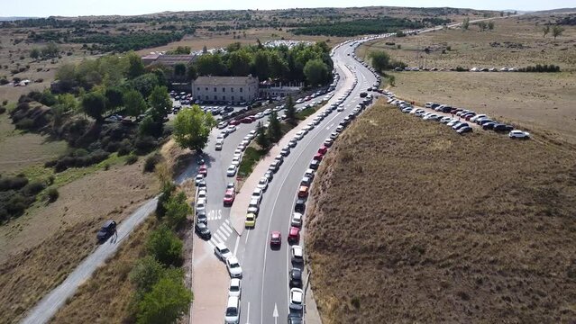 Carretera de doble sentido con varios coches sobre una monta&ntilde;a.