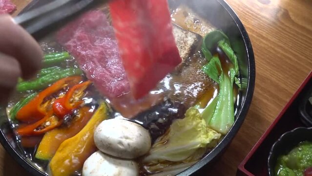 마블링이 좋은 한우 설깃살을 육수에 넣고 살짝 익혀먹는 소고기 샤부샤부 전골