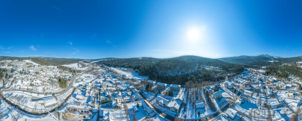 Panorama-Rundblick über Bayerisch Eisenstein an der Grenze zu Tschechien im Winter - obrazy, fototapety, plakaty