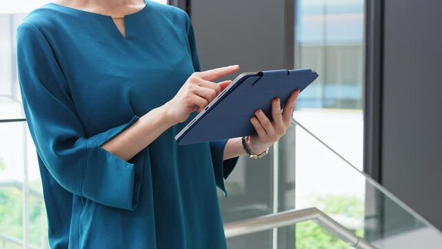 オフィスでタブレットを使う女性