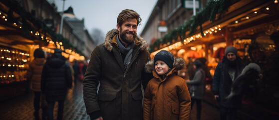 Obraz premium father with his grandaughter at a christmas market
