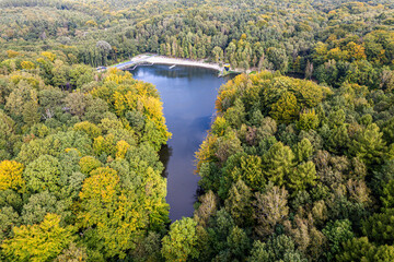 ośrodek wypoczynkowy z plażą i molo, panorama jesienią z lotu ptaka w Wodzisławiu Śląskim w Polsce na Śląsku