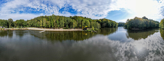 ośrodek wypoczynkowy z plażą i molo, panorama jesienią z lotu ptaka w Wodzisławiu Śląskim w Polsce na Śląsku