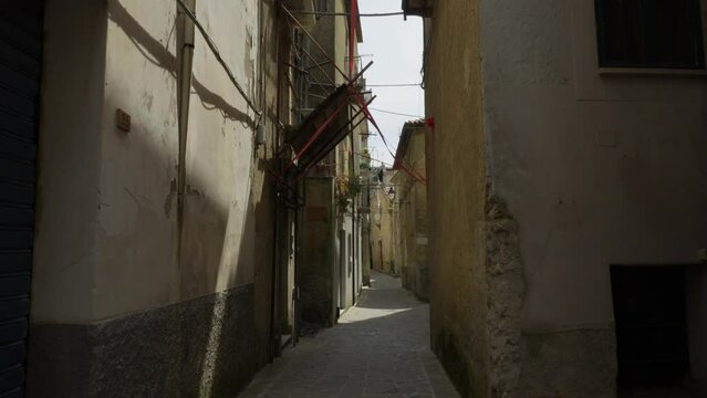 Angosta calle rodeada de casas en un pequeño pueblo italiano