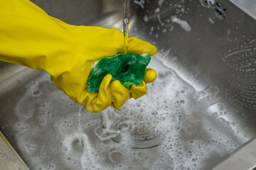 Wyciskać gąbkę do zlewu z nadmiaru detergentu, myć zlew