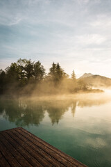 Sonnenaufgang und Nebel am Fuschelsee in Salzburg. Natur, morgen. 