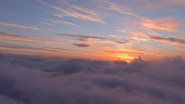 Apparition du pyl&ocirc;ne du pic de Neulos au dessus des nuages